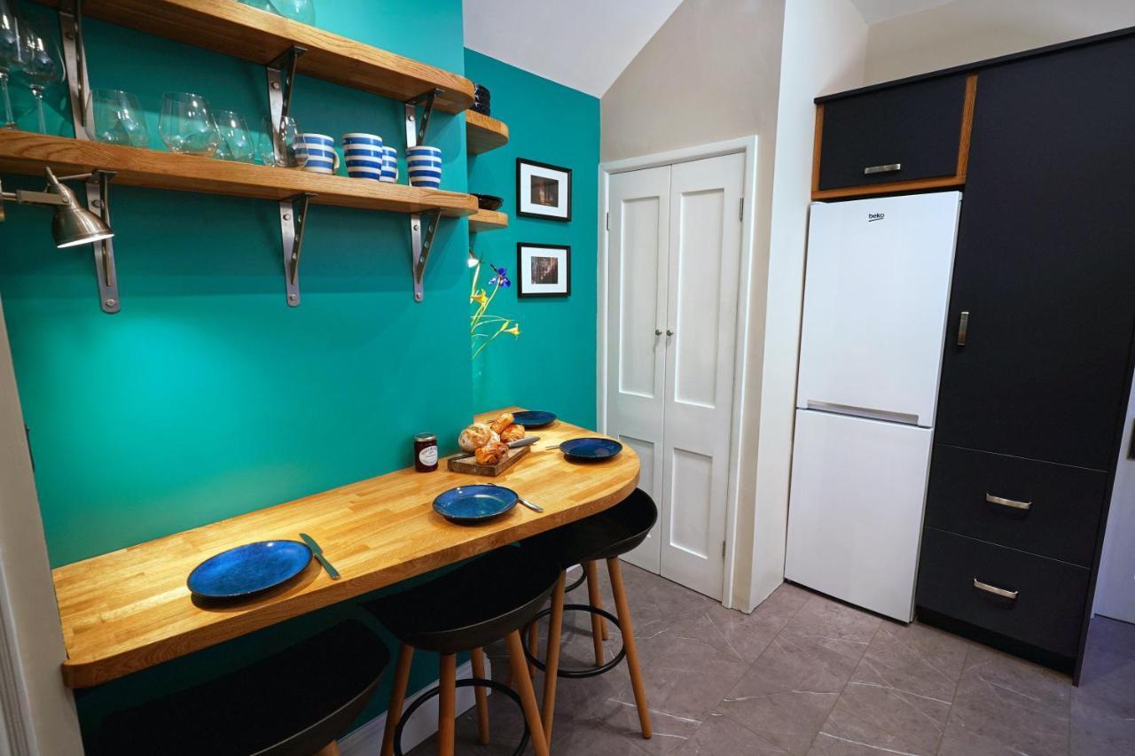 Tastefully Decorated 1-Bed With Free Parking - At Hem Apartment วินเชสเตอร์ ภายนอก รูปภาพ